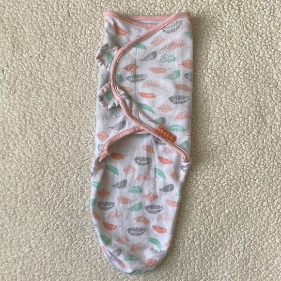 SwaddleMe Velcro Baby Swaddle (White/Pink/Gray/Mint) - Picture 3 of 15